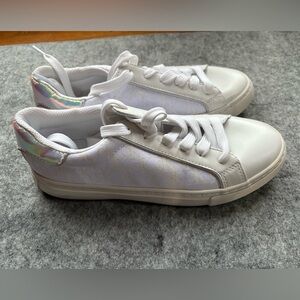 Calvin Klein Size 5 1/2 White Sneakers NWOT‎